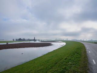 Fototapeta na wymiar Rivier De Lek gezien vanaf de Lekbandijk bij Ravenswaaij