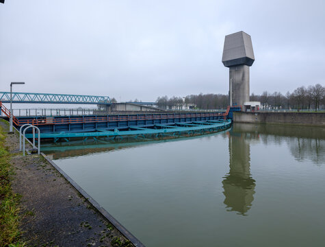 Het kanaalpeil tussen Ravenswaaij en Tiel