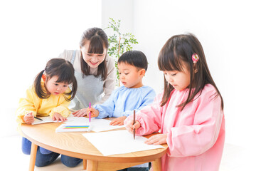 保育士と子どもたち