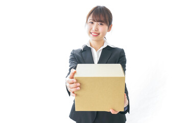 ダンボールを持つビジネスウーマン・物流
