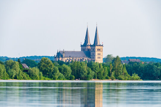 Blick &uuml;ber Xantener Nordsee auf St. Viktor Dom am linken Niederrhein (NRW)
