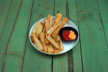 Deep fied cassava with spicy sauce. 