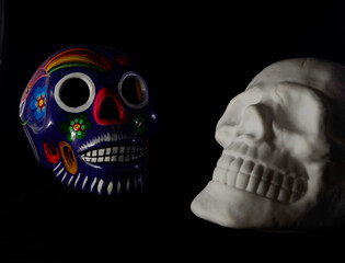 Calavera mexicana de colores y calavera blanca 