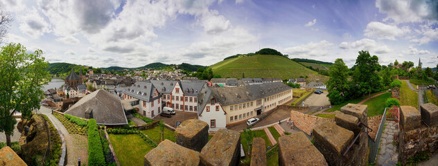 Panorama-Blick vom Bevedere-Turm über die Stadt Saarburg und den Fluss Saar