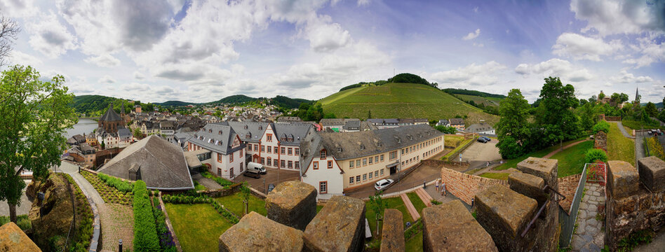 Panorama-Blick vom Bevedere-Turm &uuml;ber die Stadt Saarburg und den Fluss Saar