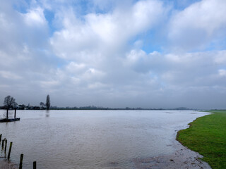 Obraz premium Rivier de Lek bij Beusichem bij hoogwater