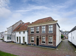 Aan de Weeshuiswal in Buren, Gelderland staat een huis met het opschrift 