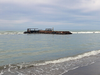 vista desolata del mare in inverno