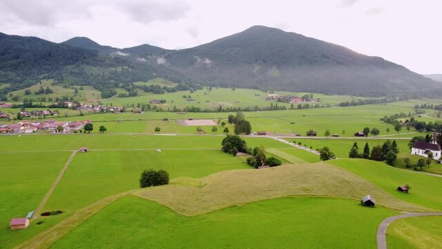 Almwiesen und Kappelkirche bei Unterammergau, Drohnenaufnahme