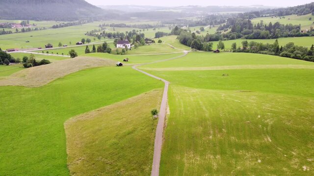 Almwiesen und Kappelkirche bei Unterammergau, Drohnenaufnahme