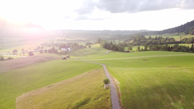Almwiesen und Wallfahrtskirche Kappel bei Unterammergau, Drohnenaufnahme