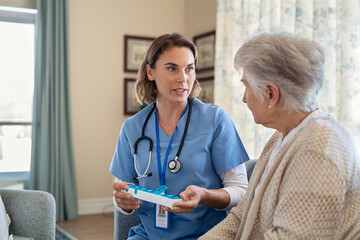 Nurse explaining medicine dosage to senior woman at nursing home - 442355990