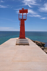 faro junto a la playa