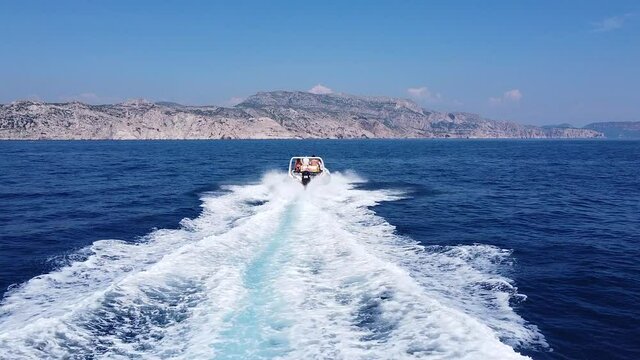 Calanques de Marseille en France, amis dans un bateau. Mer, falaises et rochers.