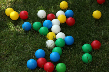 bunte bälle für hunde liegen auf dem rasen