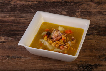 Pea soup with smoked ribs