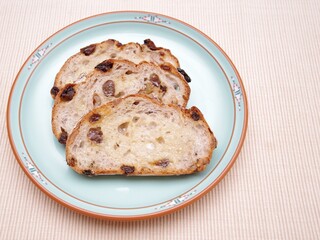 クルミとレーズンを練り込んだパン