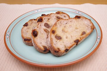 クルミとレーズンを練り込んだパン