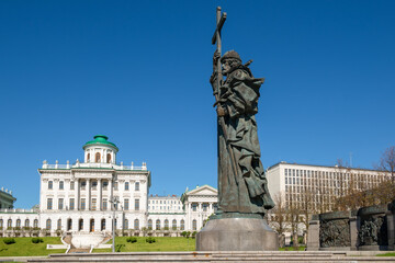 Naklejka premium Monument to the Holy Equal-to-the-Apostles Prince Vladimir Svyatoslavich, the Baptist of Russia installed on Manezhnaya Street, opposite the House of Pashkov