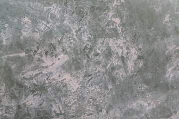 Grüner Untergrund mit weißem körnigen Farbauftrag.