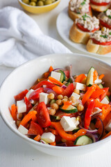 
Delicious and hearty Greek salad with chickpeas, seasoned with olive oil, lemon juice and oregano.