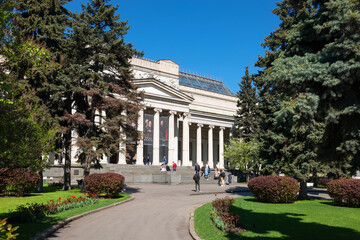 Obraz premium View of The Fine Arts museum named after Pushkin (Pushkin's Museum) in Moscow city center. People stay in queue to visit the museum. A popular touristic landmark.