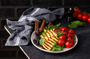 Vegetable salad with grilled halloumi cheese