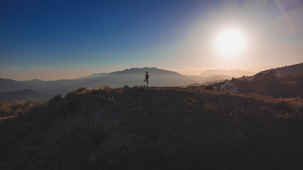 atardecer con montañas de fondo