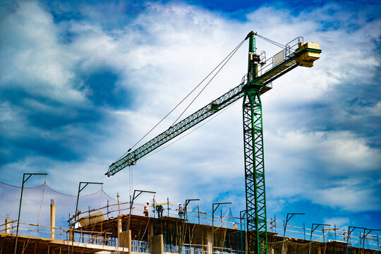 Arquitectura y gr&uacute;as de construcci&oacute;n. Construyendo edificios y puesta de sol.