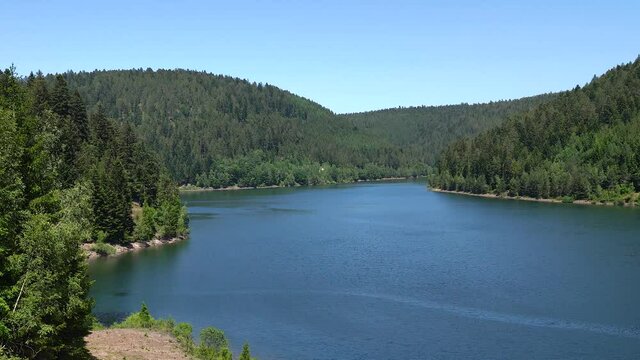 Blick von oben &uuml;ber einen See inmitten bewaldeter Berge - Talsperre Kleine Kinzig bei Alpirsbach, Schwarzwald, Deutschland vom Aussichtspunkt Westufer