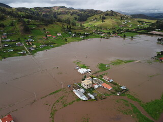 Vista aerea de campos inundados de agua por desborde de rio