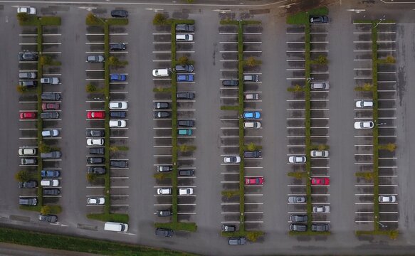 Geparkte Autos auf einem gro&szlig;en Parkplatz, Luftbild