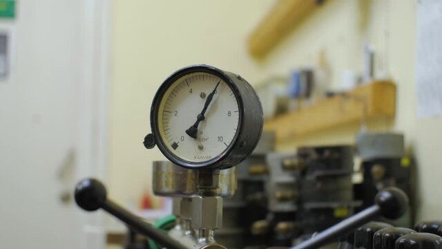 The needle of the manometer returns back