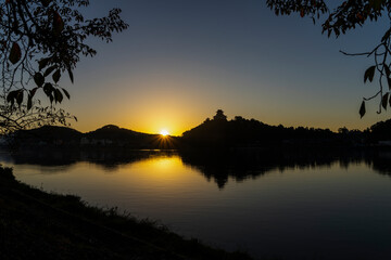 太陽が昇る国宝犬山城