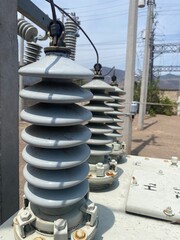 Primer plano de un aislador eléctrico en un poste de un transformador 