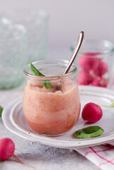 Frullato di ravanelli con mela, finocchio, zenzero e decorato con foglie di basilico