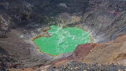 Fototapeta na wymiar Laguna dentro de cráter