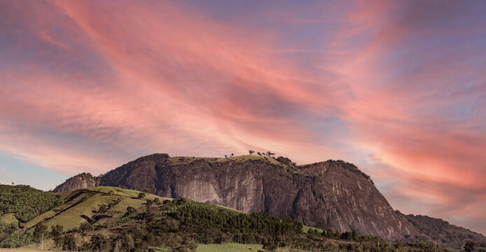 Montanha Pedra do Pedr&atilde;o vista da zona rural da cidade de Pedralva MG Brasil