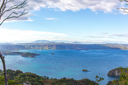 Lago de Ilopango visto desde la "Ruta Panor&aacute;mica"