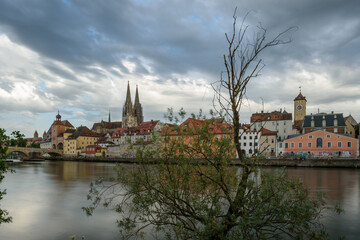Obraz premium Blick auf Donau, Steinerne Brücke und Brückturm mit dramatischen 'Sonne und Wolken mir Dom am Abend