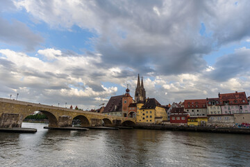 Blick auf Donau, Steinerne Brücke und Brückturm  mit dramatischen 'Sonne und Wolken mir Dom am Abend