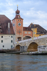 Blick von der Wölhrd auf steineren Brücke und Brückturm in Regensburg