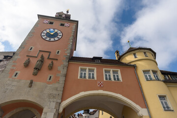 Brückturm, steinerne Brücke schräg von unten vor Himmel und Wolken, 