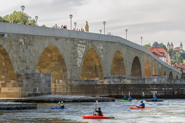 Steinerne Brücke  mit Blick auf Stadtamhof und Dreifaltigkeitskirche und Kajak Sport