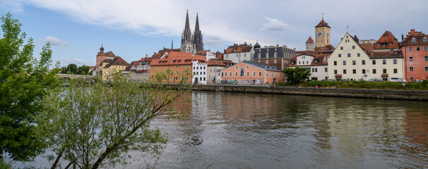 Regensburg historische, steinerne Brücke ,Dom und Brückturm im Sommer