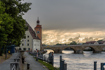REgensburg historische, steinerne Brücke ,Dom und Brückturm im Sommer