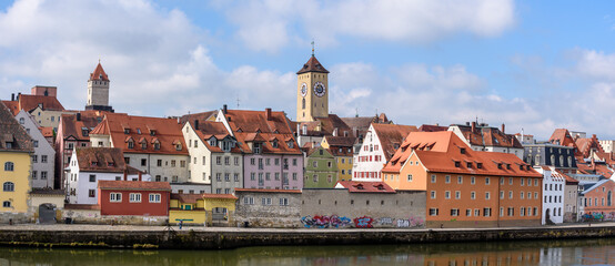 Blick von der Wöhrd auf Regensburg  mit Ufer, Rathausturm, Fassaden und Donau
