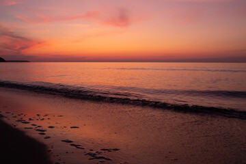Fototapeta na wymiar beautiful sunset on the sea. beach and surf at sunset.