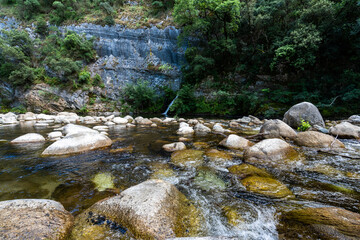 au milieu coule une rivière