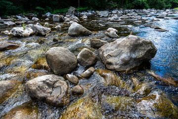 Naklejka na ściany i meble des rochers au milieu d'une rivière qui coule